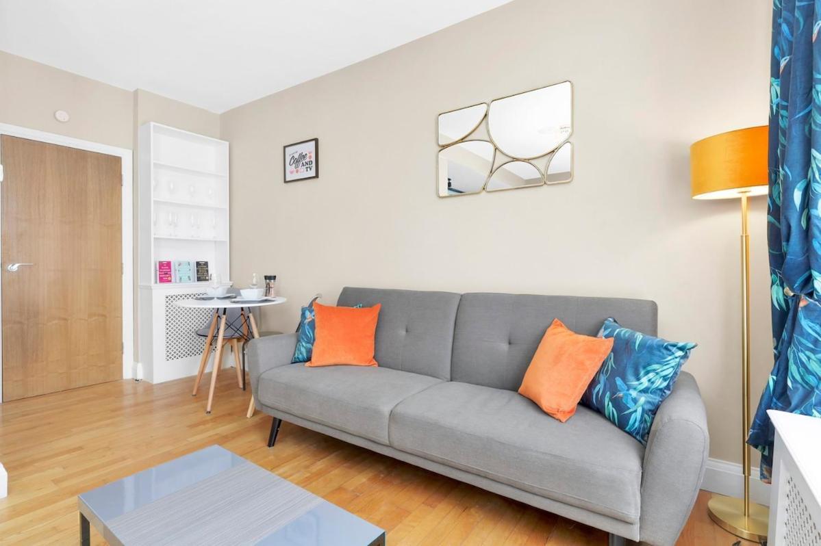 Soho - Sleeps 6 - Amazing Location Apartment London
